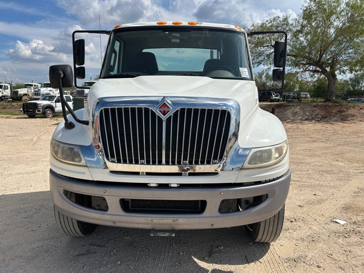 2017-international-durastar-4400-image-2
