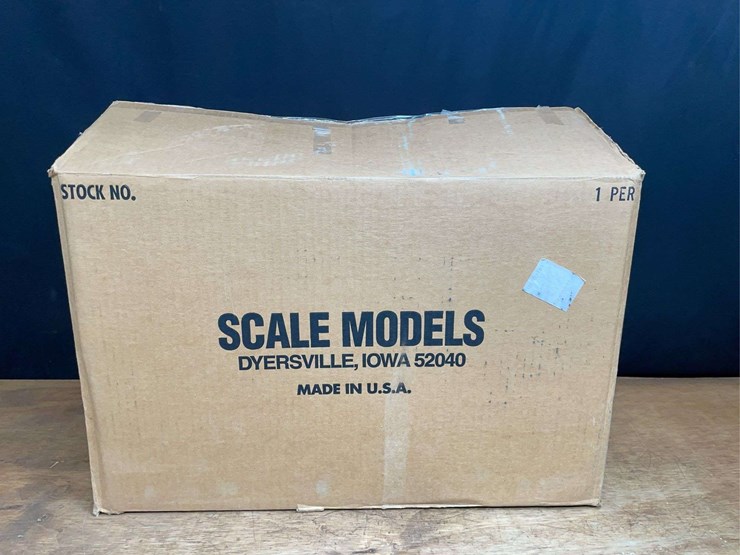 1/8-farmall-450-nib-sm-image-9