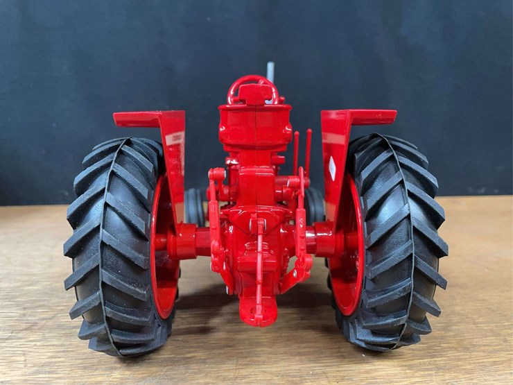 1/16-farmall-806-nib-sm-image-6