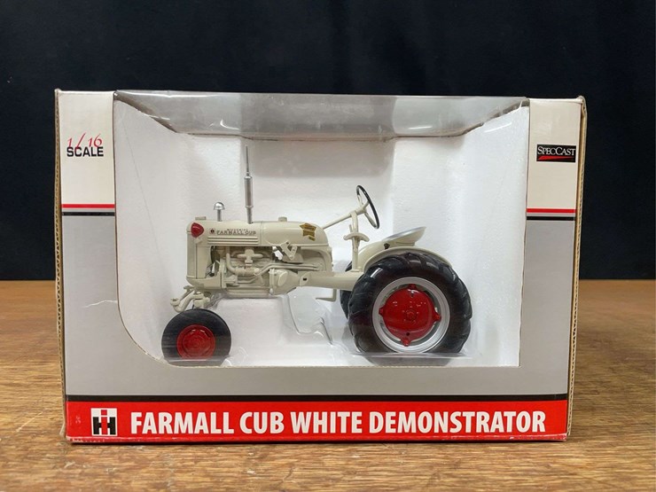 1/16-farmall-cub-demonstrator-2009-lafayette-nib-sc-image-1