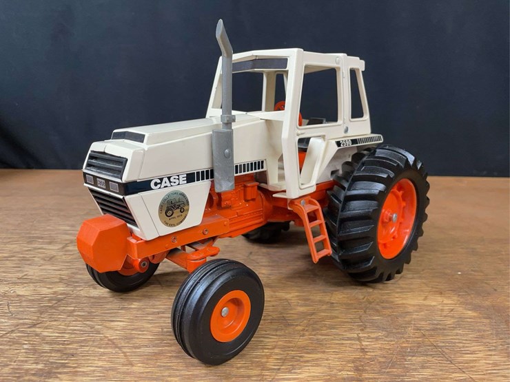 1/16-case-2590-collector-ertl-image-1