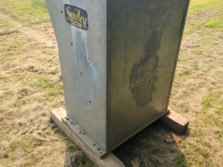 smidley-livestock-feeder,-galvanized-steel,-50-bushel-capacity-image-4