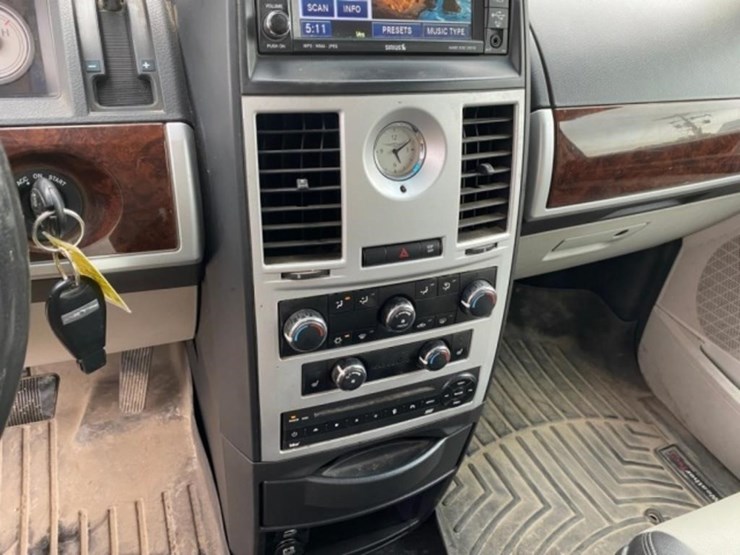 2010-chrysler-town-&-country-image-33