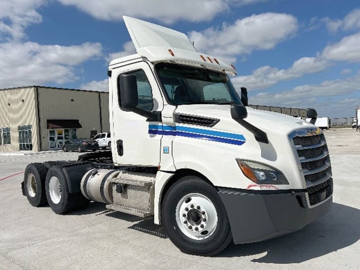 2018-freightliner-cascadia-126-image-1