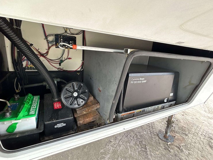 2012-dutchmen-voltage-v3950-42ft-5th-wheel-tri-axle-toy-hauler-travel-trailer-image-30