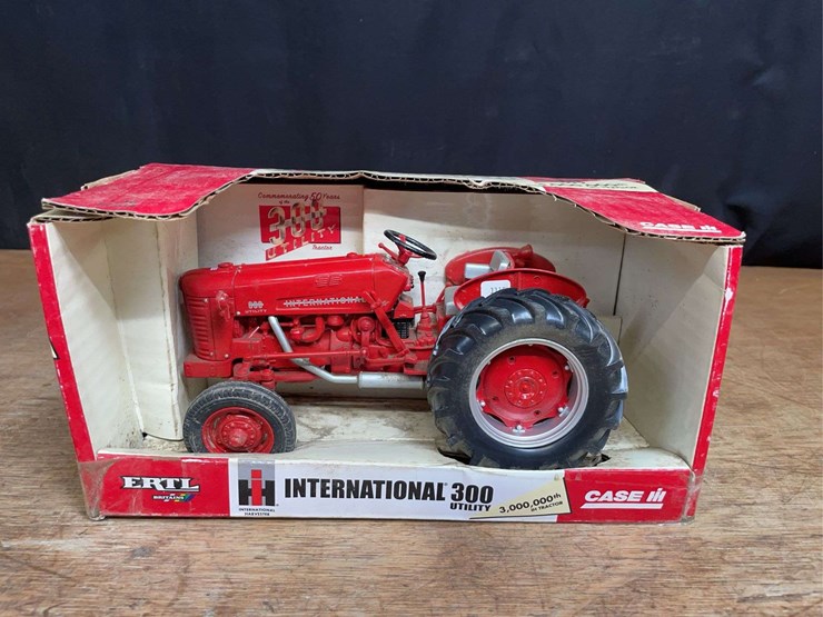 1/16-ih-300-3-millionth-nib-ertl-image-1