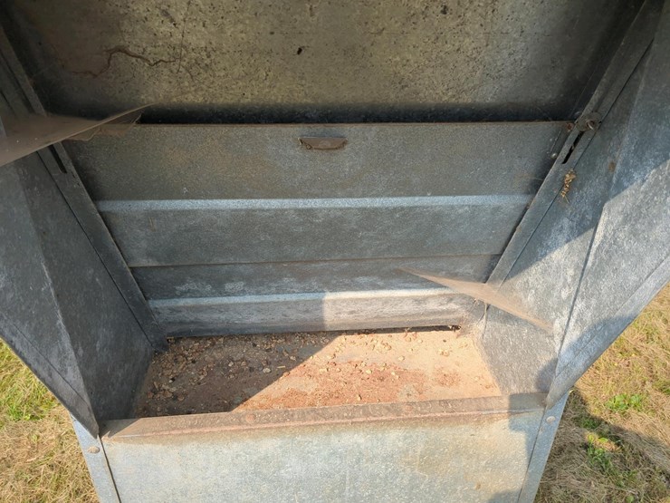 smidley-livestock-feeder,-galvanized-steel,-50-bushel-capacity-image-5