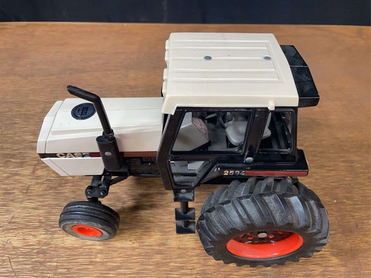 1/16-case-2594-collector-ertl-image-3