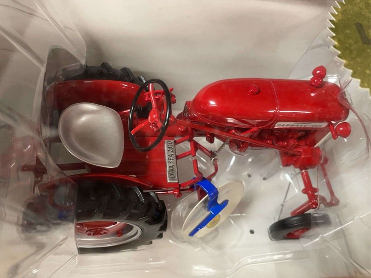 1/16-farmall-cub-w/disc-plow-2010-iowa-ffa-nib-sc-image-8