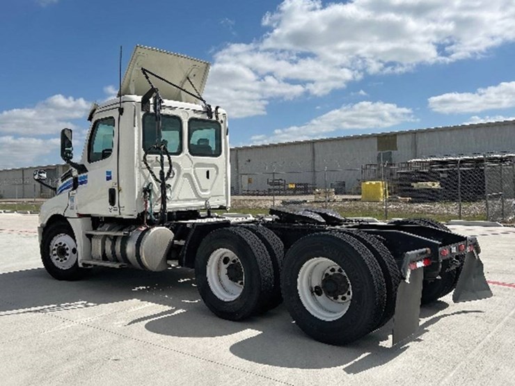 2018-freightliner-cascadia-126-image-2
