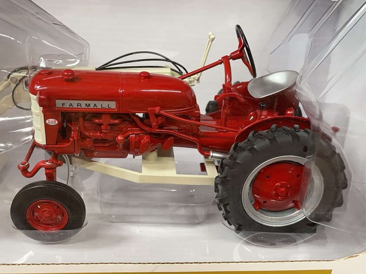 1/16-farmall-560-cub-w/loader-nib-sc-image-8