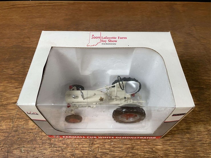1/16-farmall-cub-demonstrator-2009-lafayette-nib-sc-image-2