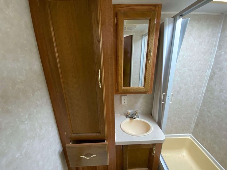 2004-cherokee-lite-28a-30ft-t/a-travel-trailer-image-19