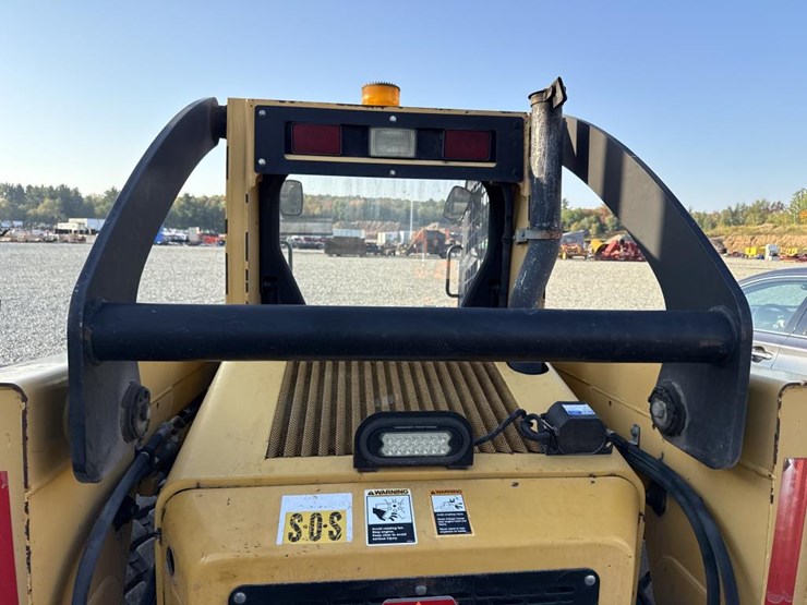 2008-deere-320-image-21
