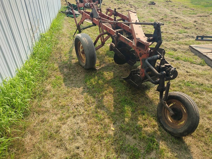 ih-#60,-3-x-16-trip-bottom-pull-type-plow-with-hydraulic-lift-system-image-3