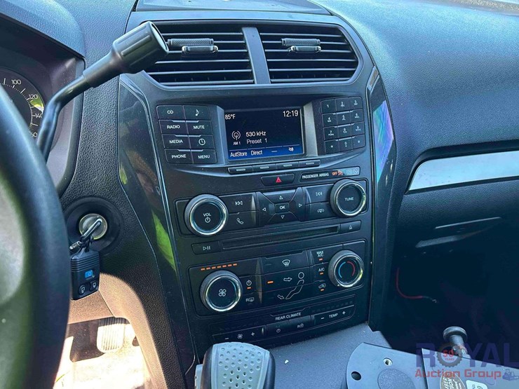 2017-ford-explorer-image-15