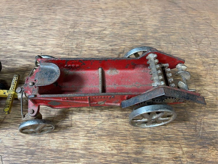 1/16-mccormick-deering-spreader-arcade-image-15