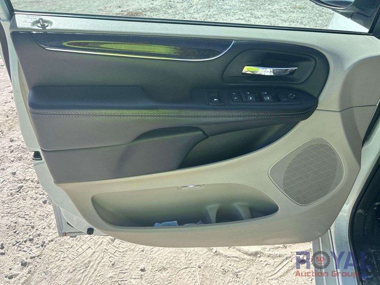 2016-chrysler-town-&-country-image-10