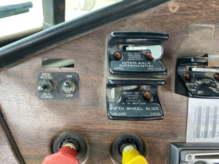 1995-freightliner-fld,detroit-60series,eaton-10sp.-image-52