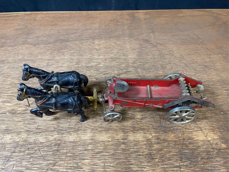 1/16-mccormick-deering-spreader-arcade-image-3
