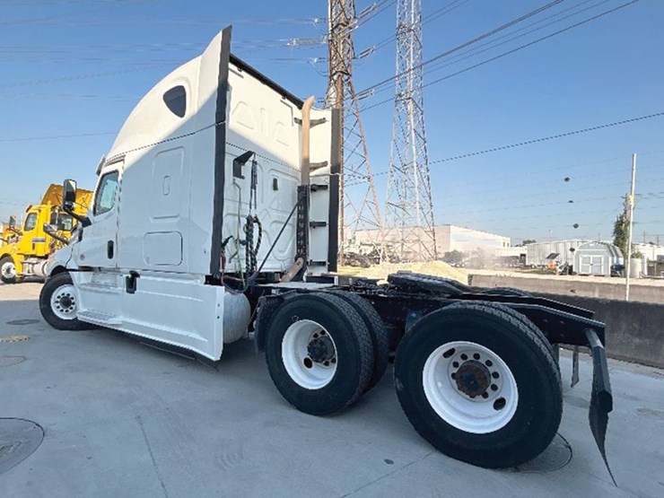 2020-freightliner-cascadia-126-image-2