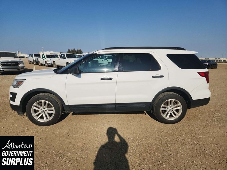 2017-ford-explorer-image-16