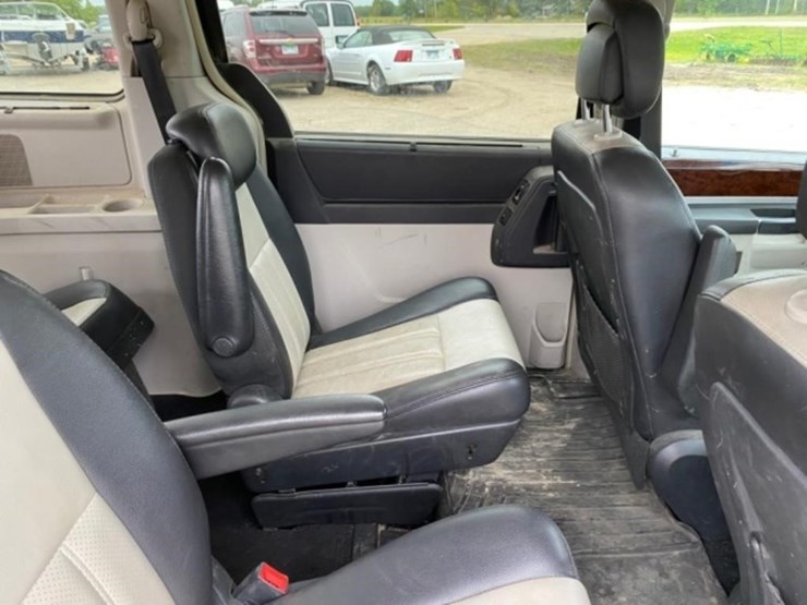 2010-chrysler-town-&-country-image-50