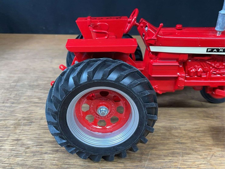 1/16-farmall-806-nib-sm-image-15