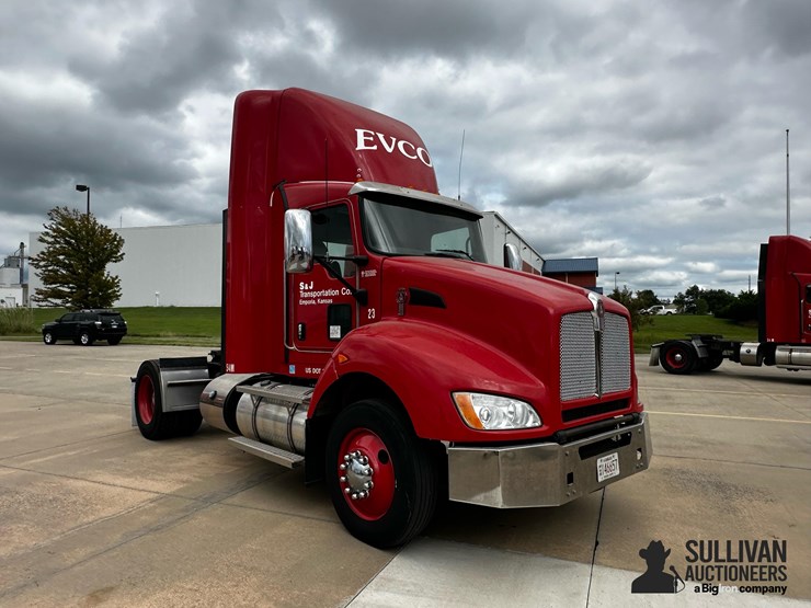 2013-kenworth-t440-image-3