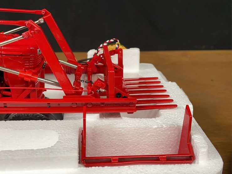 1/16-farmall-md-w/loader-precision-nib-ertl-image-15