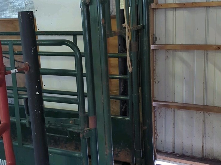 big-valley-livestock-squeeze-chute-&-scale,-model-60110-02,-metal,-nek-stender-headgate-image-8