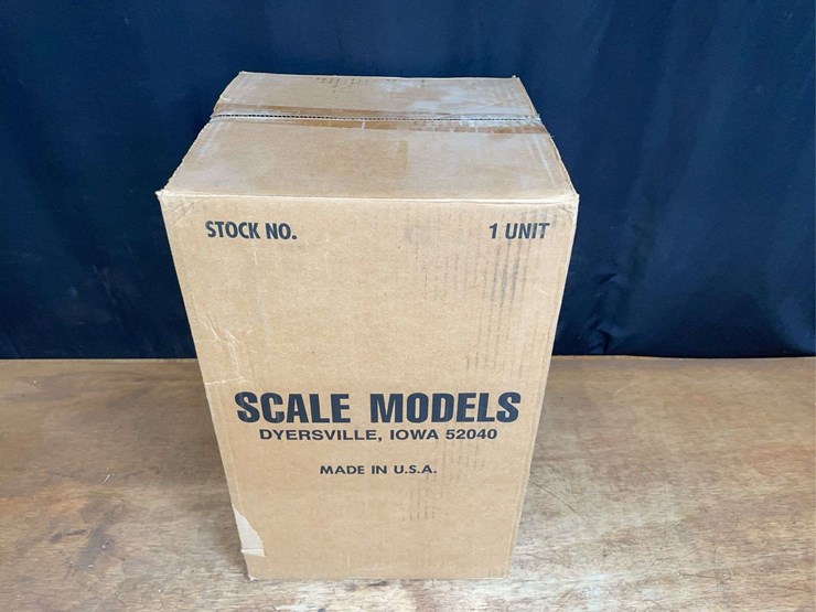 1/8-farmall-m-nib-sm-image-10
