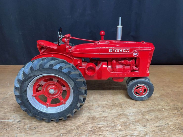 1/8-farmall-m-nib-sm-image-8