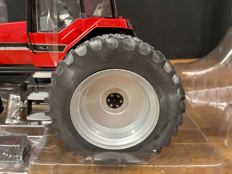 1/16-case-ih-magnum-7140-2012-ttt-nib-ertl-image-9