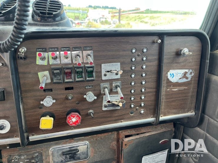1984-peterbilt-359-image-56