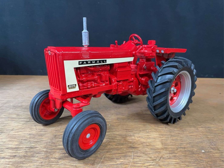 1/16-farmall-806-nib-sm-image-2