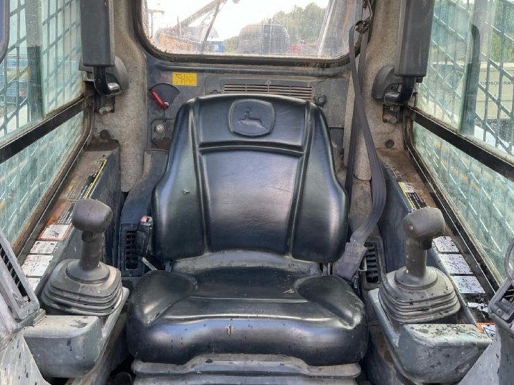 2014-deere-333e-image-39