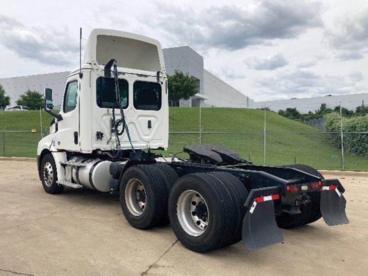 2019-freightliner-cascadia-126-image-2
