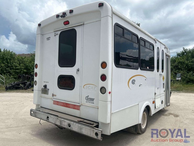 2015-chevrolet-express-4500-image-3
