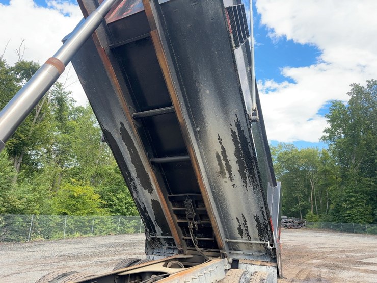 2017-mack-granite-gu713-image-17