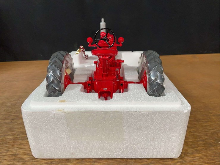 1/16-farmall-m-50-years-ffa-precision-nib-ertl-image-4
