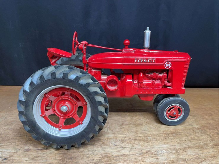 1/8-farmall-m-1995-fps-nib-sm-image-9