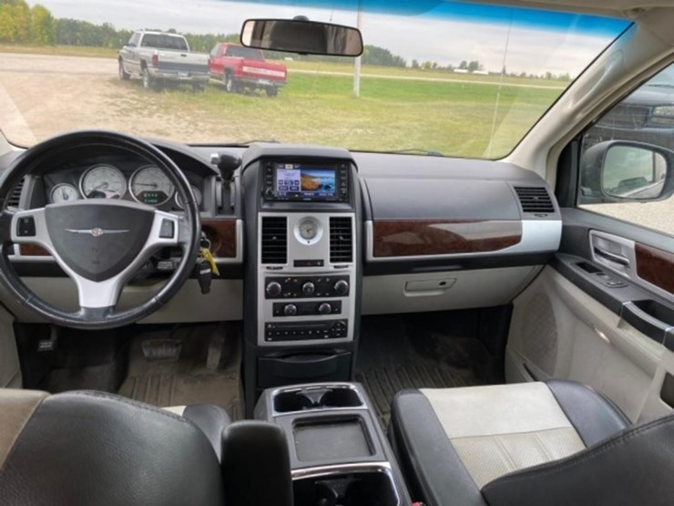 2010-chrysler-town-&-country-image-44