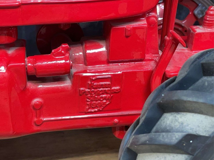 1/8-farmall-m-1995-fps-nib-sm-image-4