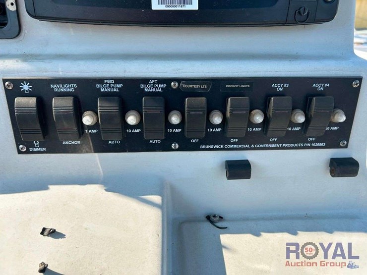 2007-boston-whaler-boat-w/-dual-200hp-mercury-optimax-image-43