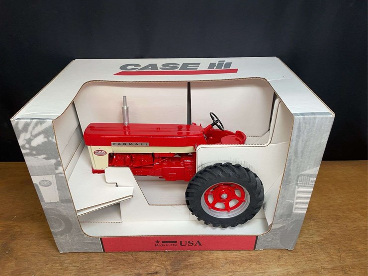 1/8-farmall-560-collector-nib-sm-image-5