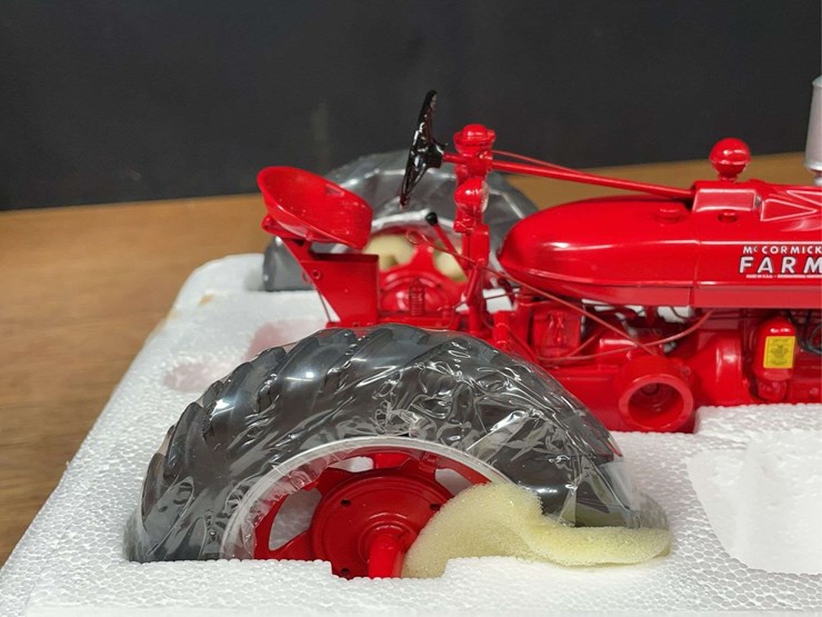 1/16-farmall-m-50-years-ffa-precision-nib-ertl-image-11