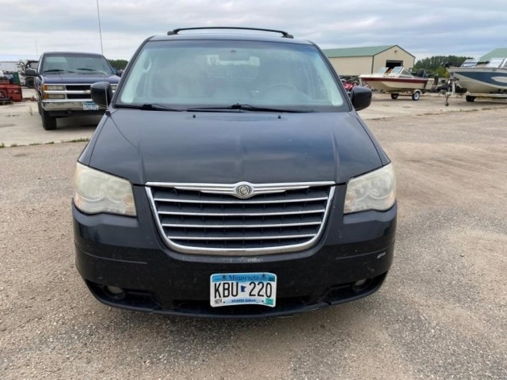 2010-chrysler-town-&-country-image-2