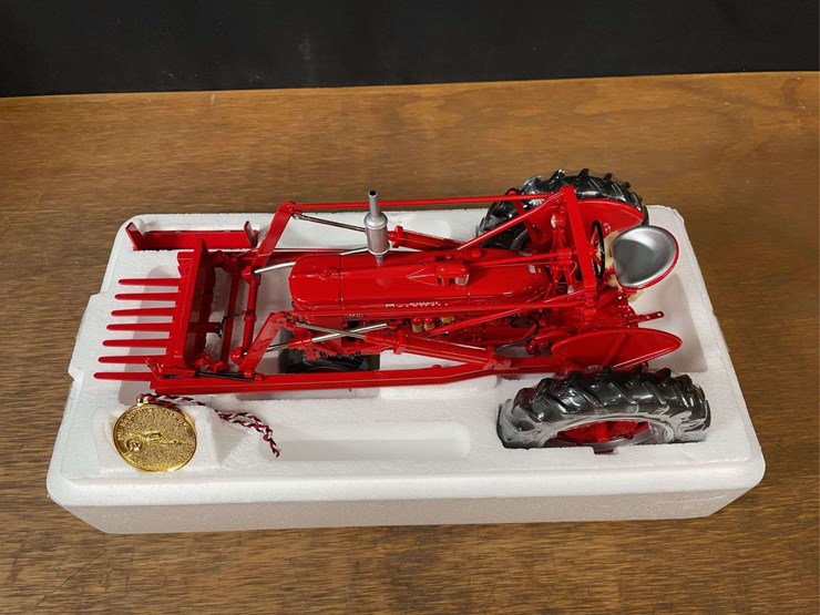 1/16-farmall-md-w/loader-precision-nib-ertl-image-3