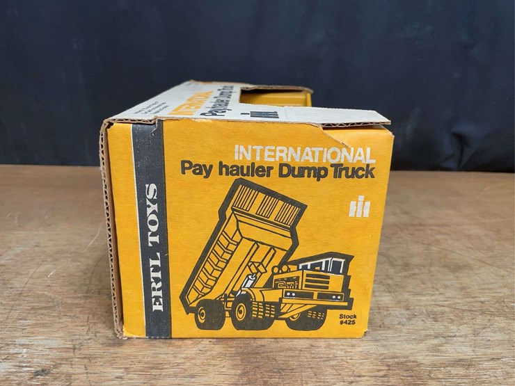 1/25-ih-payhauler-nib-ertl-image-7